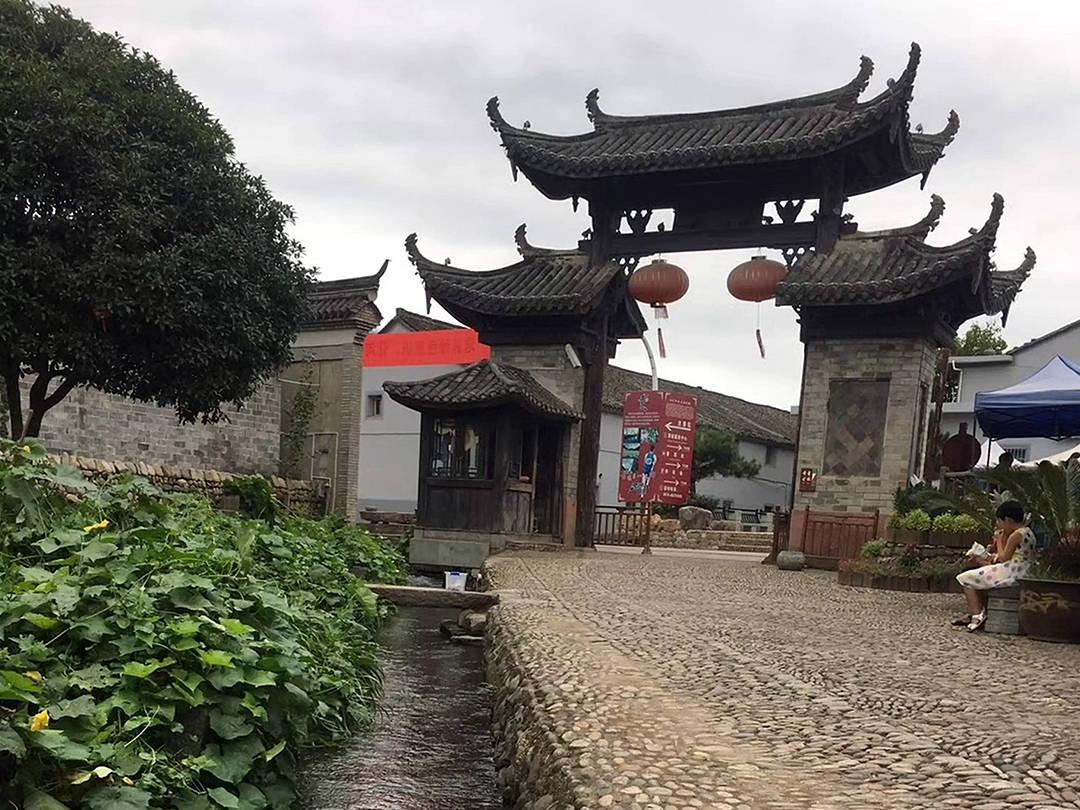 逃出足球场